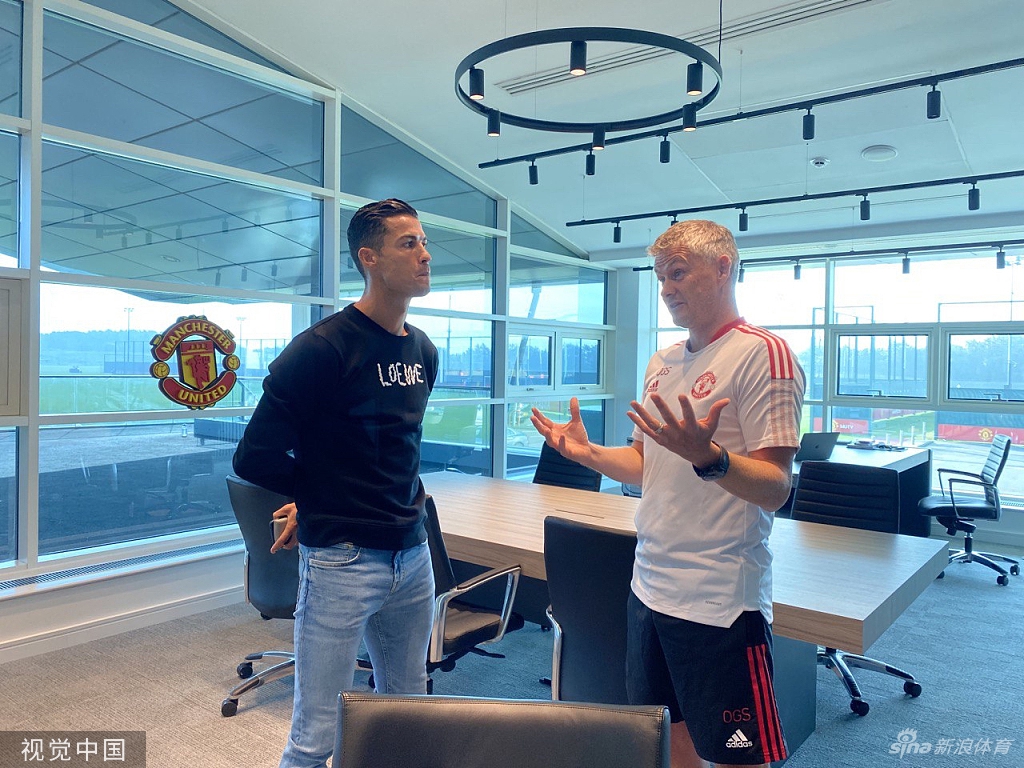 Super Idol的笑容！C罗回归曼联首训