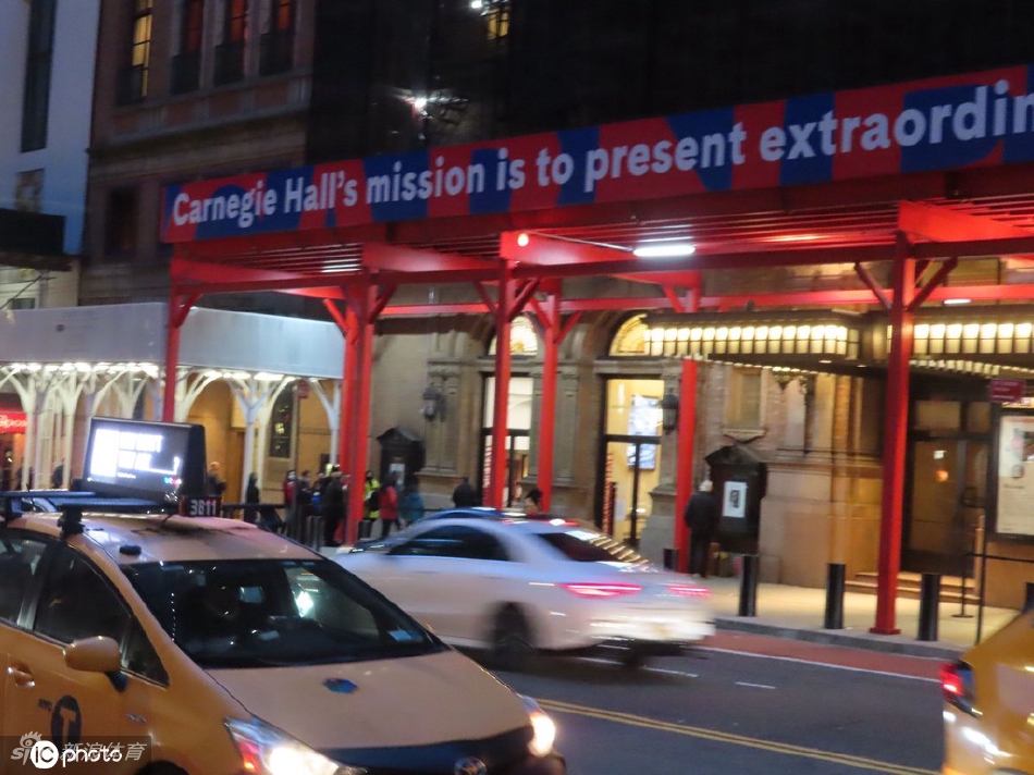 迈克尔-乔丹现身纽约卡内基音乐厅