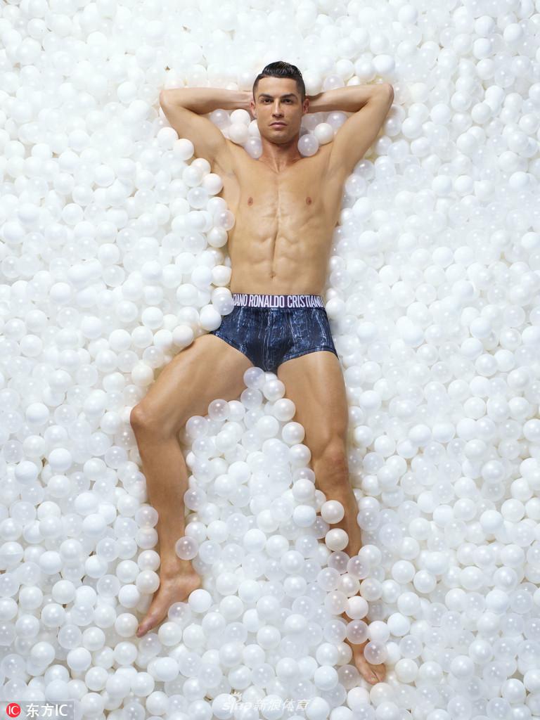 C罗发布新款内裤 拍写真秀出一身腱子肉