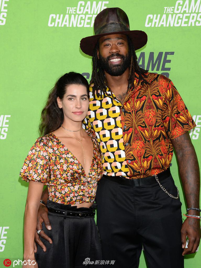 小乔丹与女友参加活动