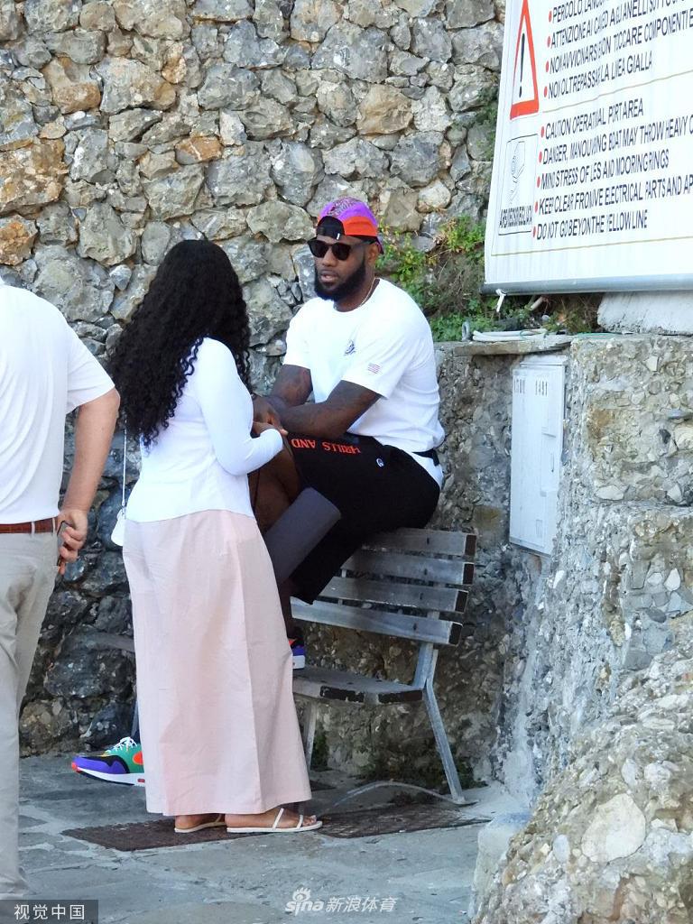 詹姆斯保罗休赛期相约度假