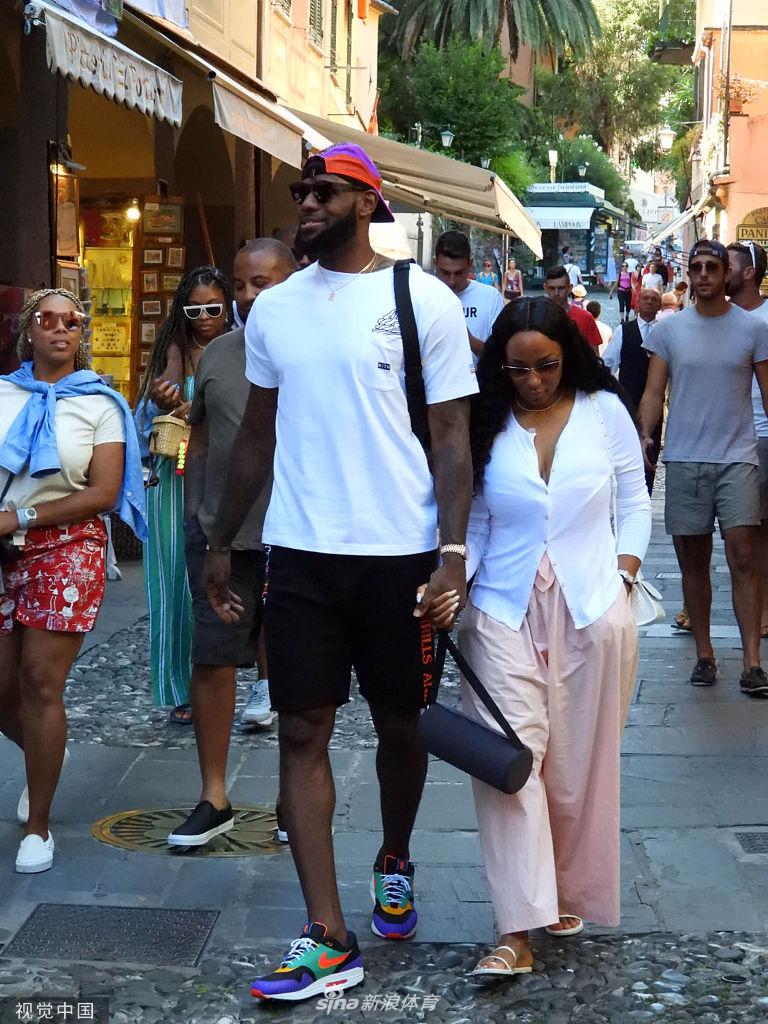 詹姆斯保罗休赛期相约度假