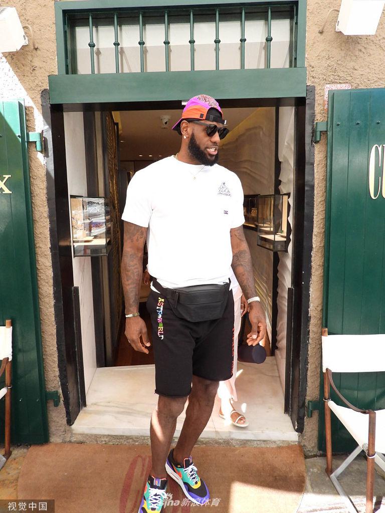 詹姆斯保罗休赛期相约度假