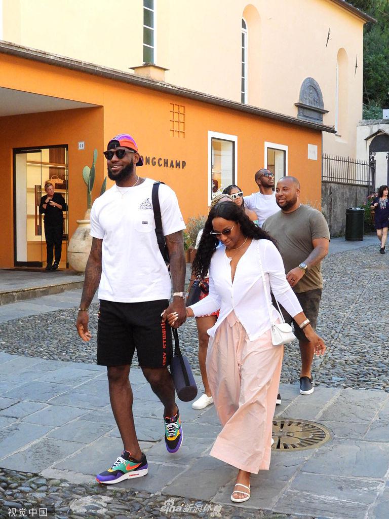 詹姆斯保罗休赛期相约度假