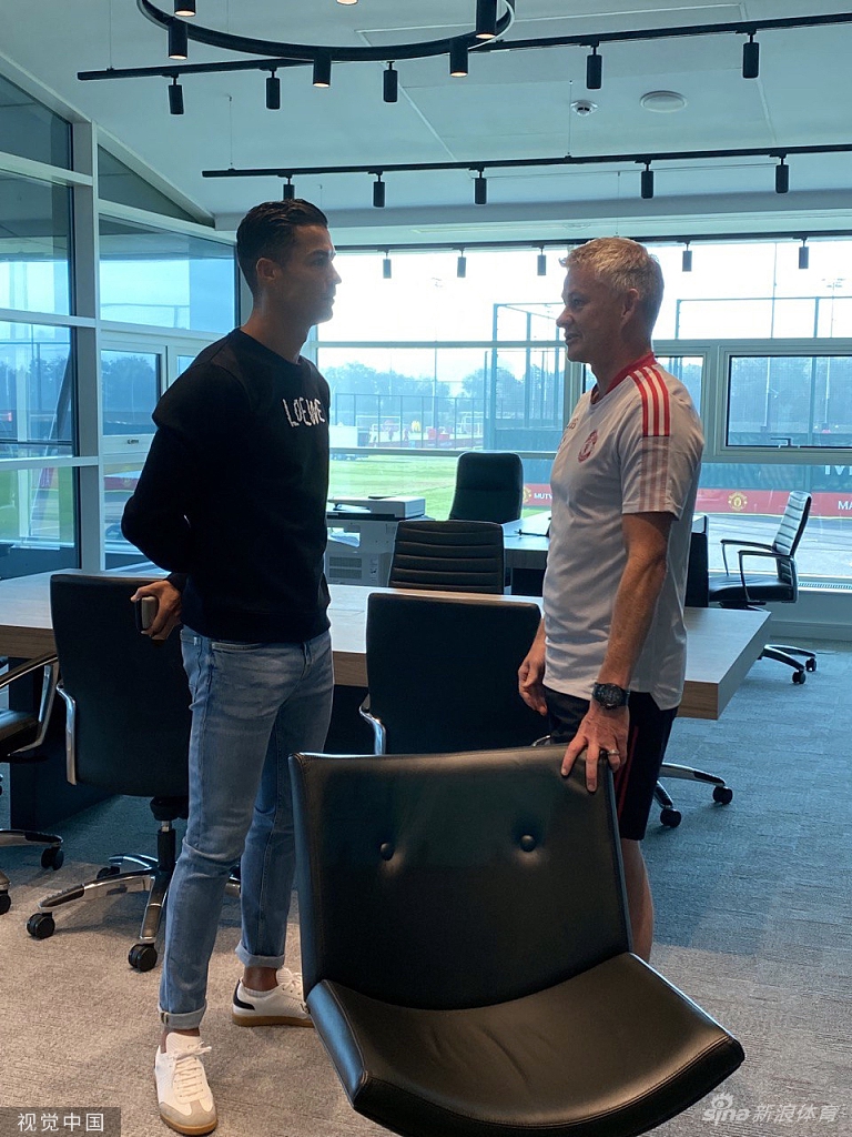 Super Idol的笑容！C罗回归曼联首训