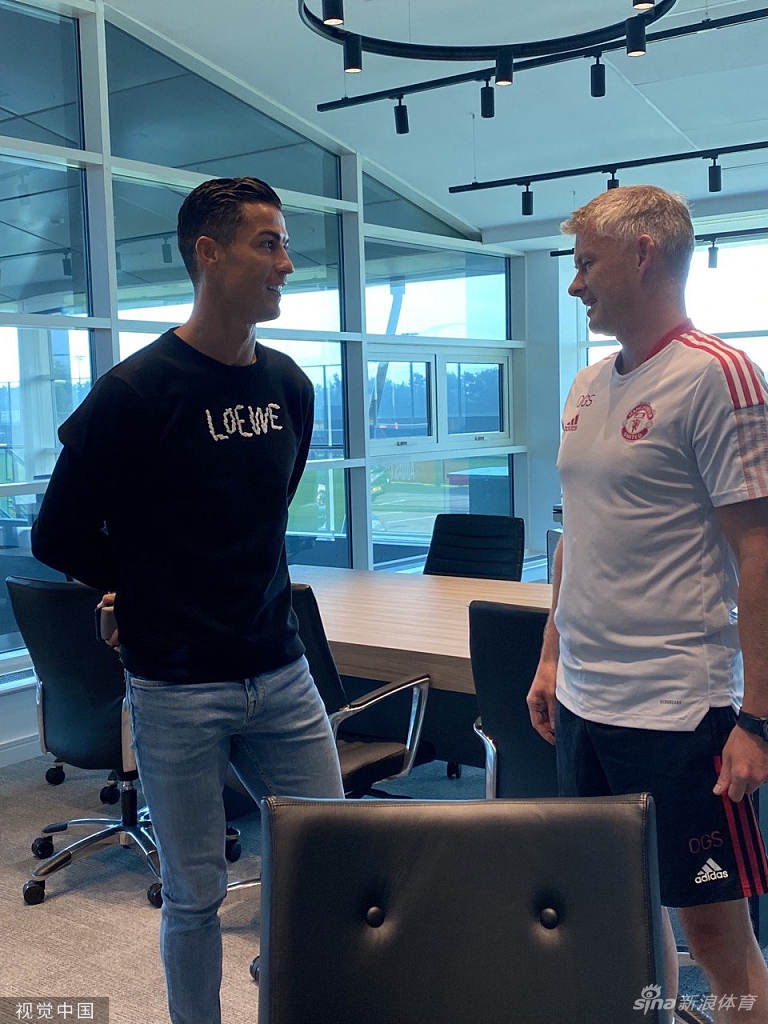 Super Idol的笑容！C罗回归曼联首训