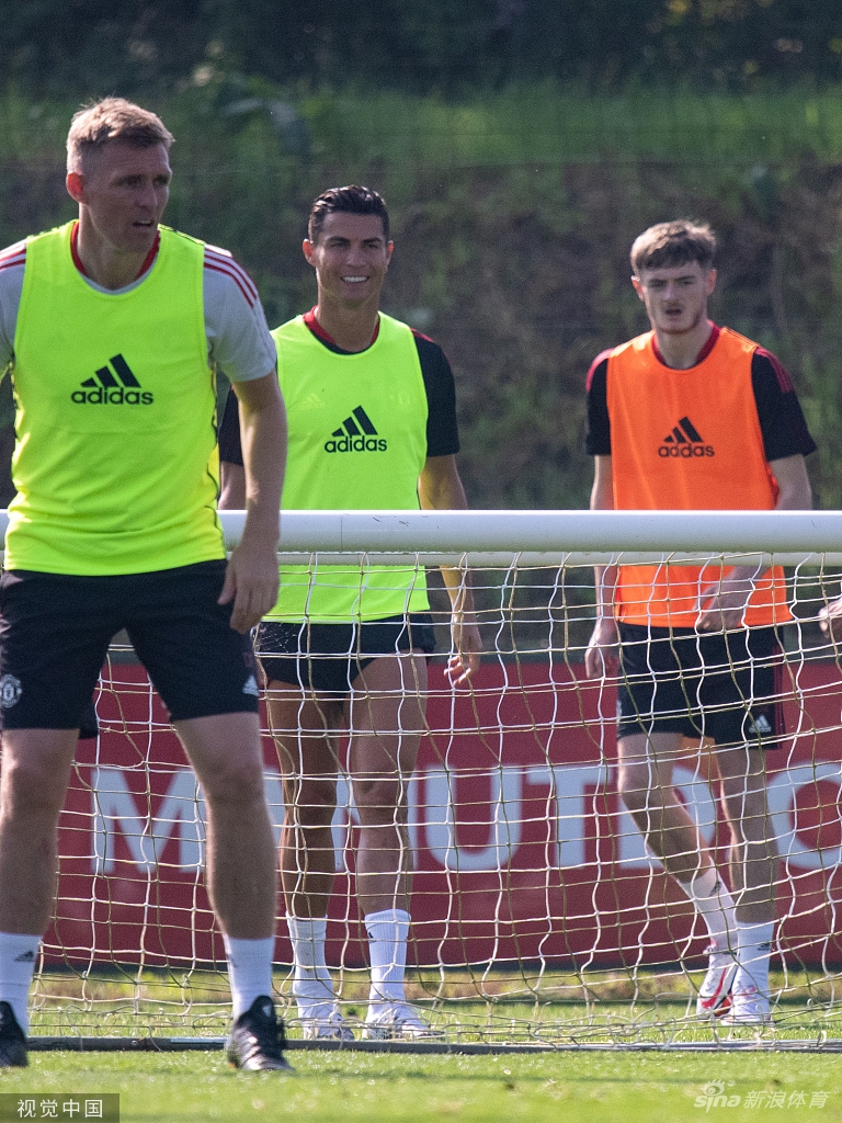 Super Idol的笑容！C罗回归曼联首训