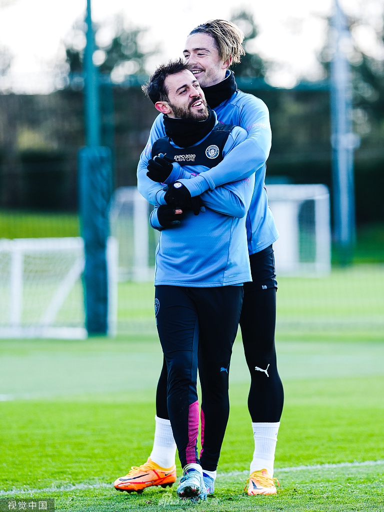 曼城训练备战 众将欢乐抱作一团