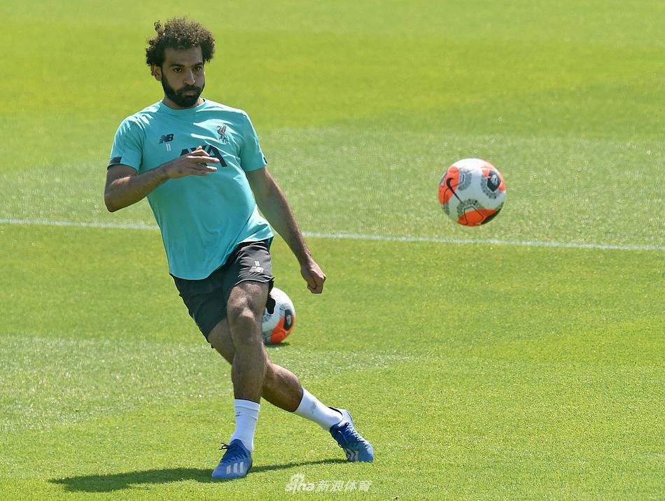 利物浦训练备战萨拉赫大秀肌肉_高清图集_新浪网