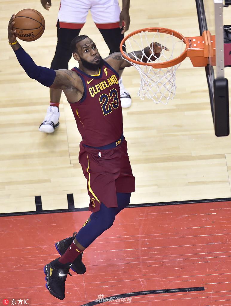 詹姆斯轰炸篮圈