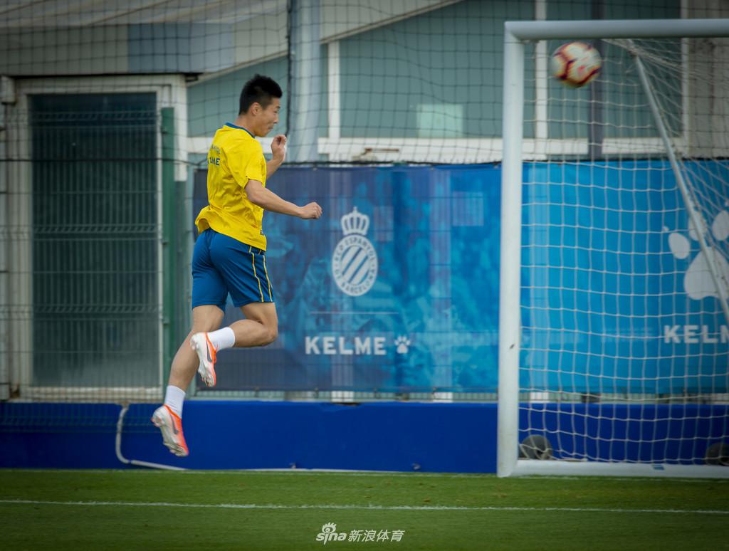 西班牙人训练备战联赛 武磊狂练射门