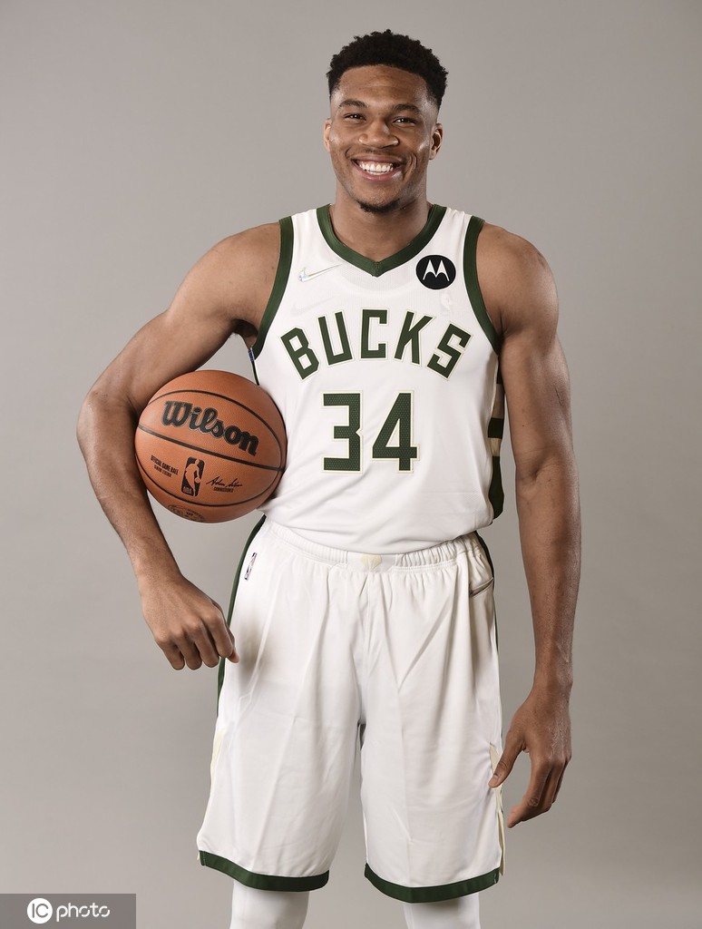 卫冕冠军雄鹿队媒体日拍摄写真