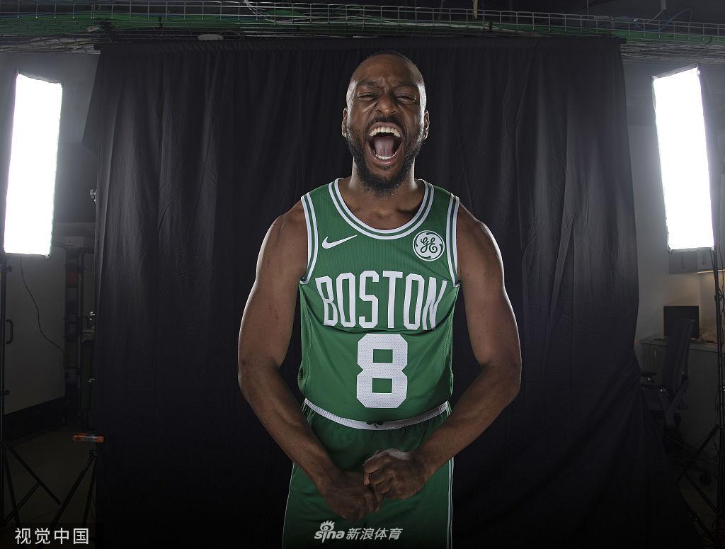 凯尔特人新援拍摄球衣写真 沃克凸显霸气