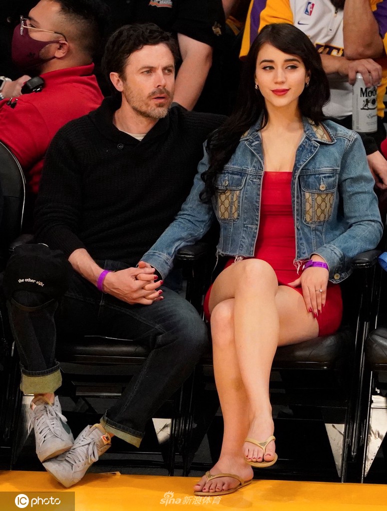 卡西-阿弗莱克携女友现身观战