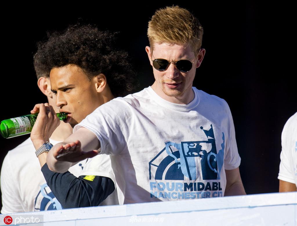 曼城夺冠庆典全城巡游 曼彻斯特被蓝色笼罩