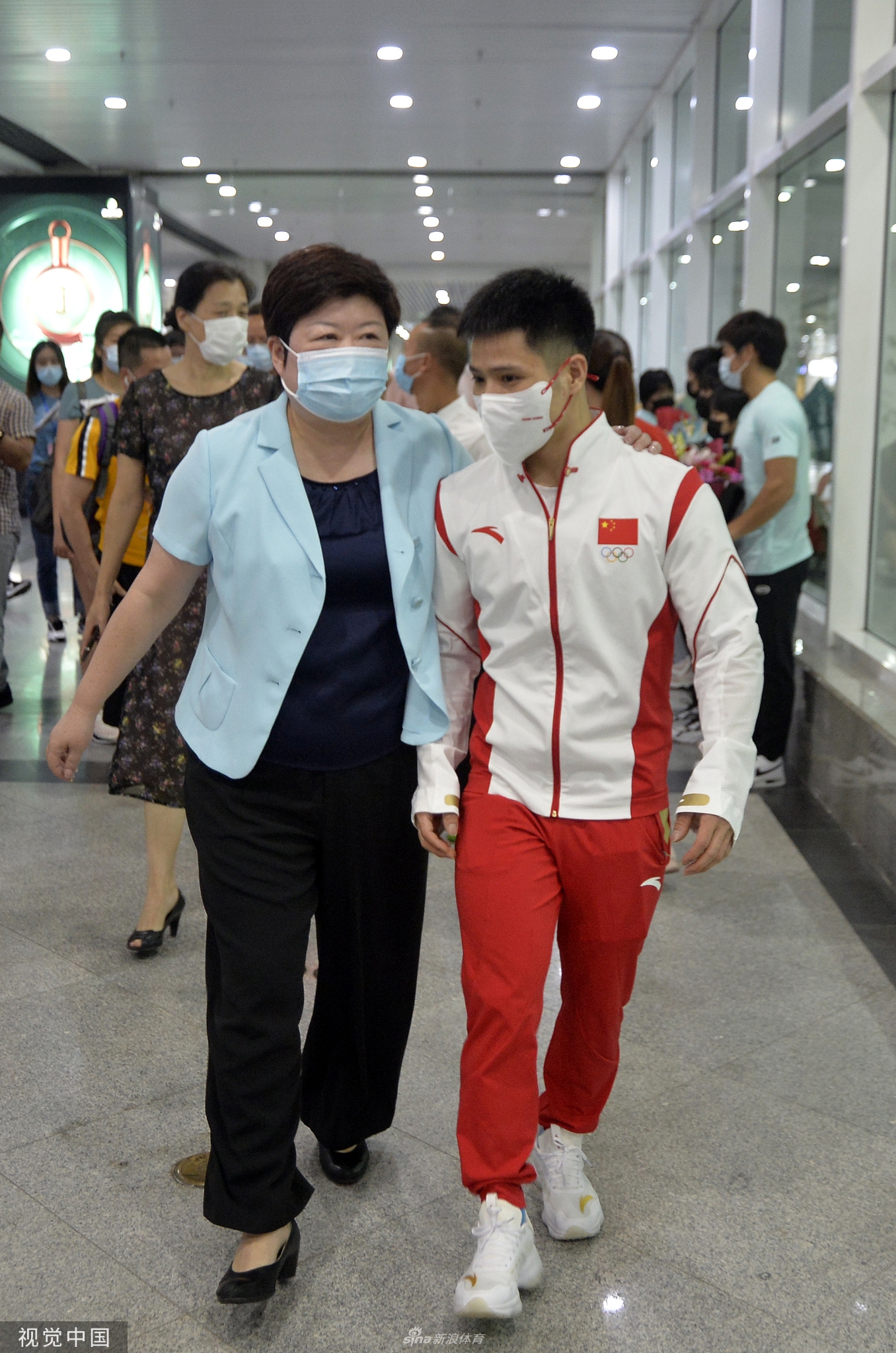 奥运冠军李发彬载誉返乡 女友现场迎接