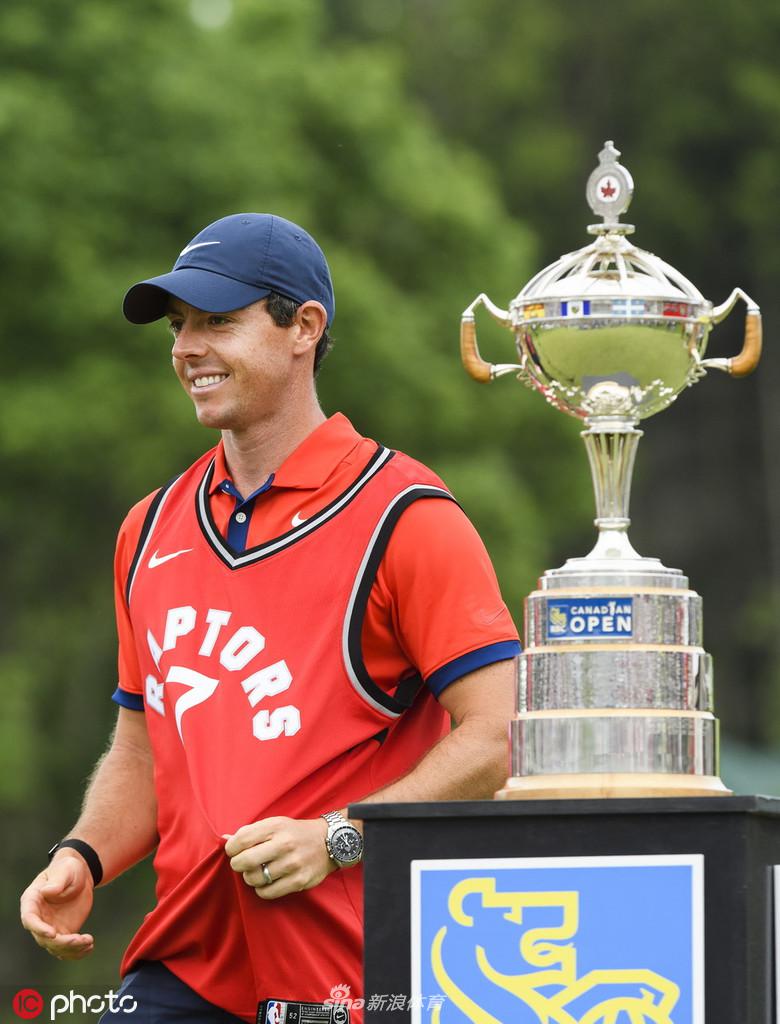 遥祝猛龙夺冠！高尔夫届的詹姆斯夺冠后穿洛瑞球衣