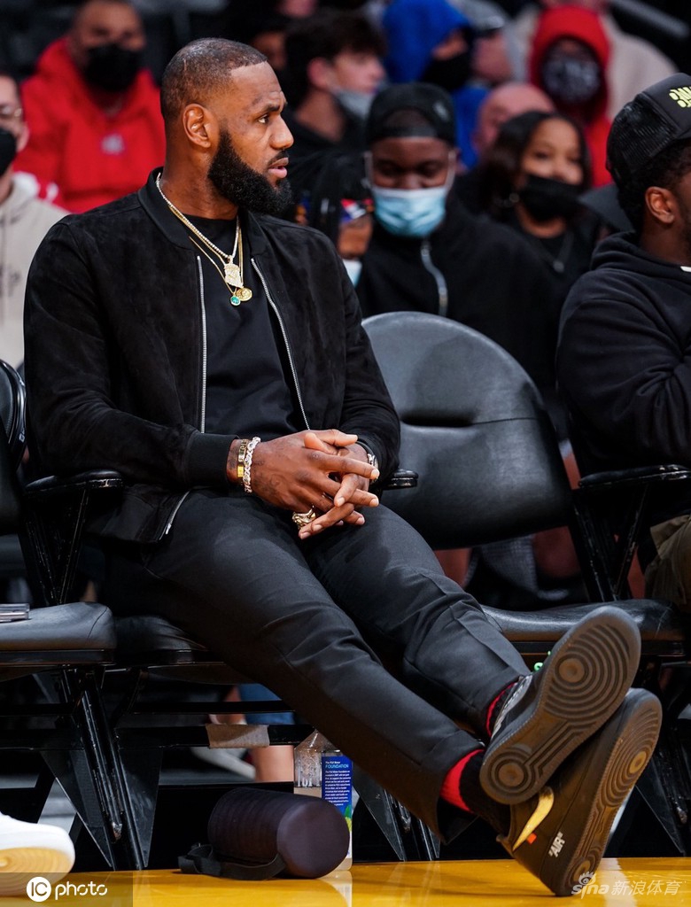 詹姆斯儿子比赛场边大腕云集 甜瓜保罗威少助阵