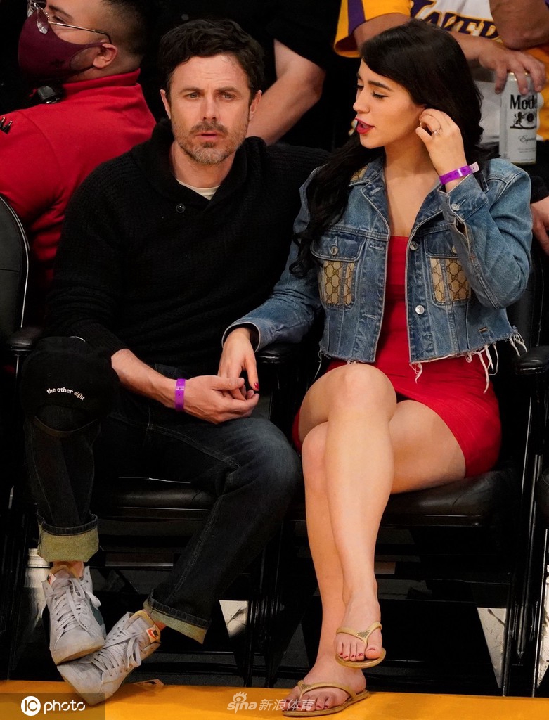 卡西-阿弗莱克携女友现身观战