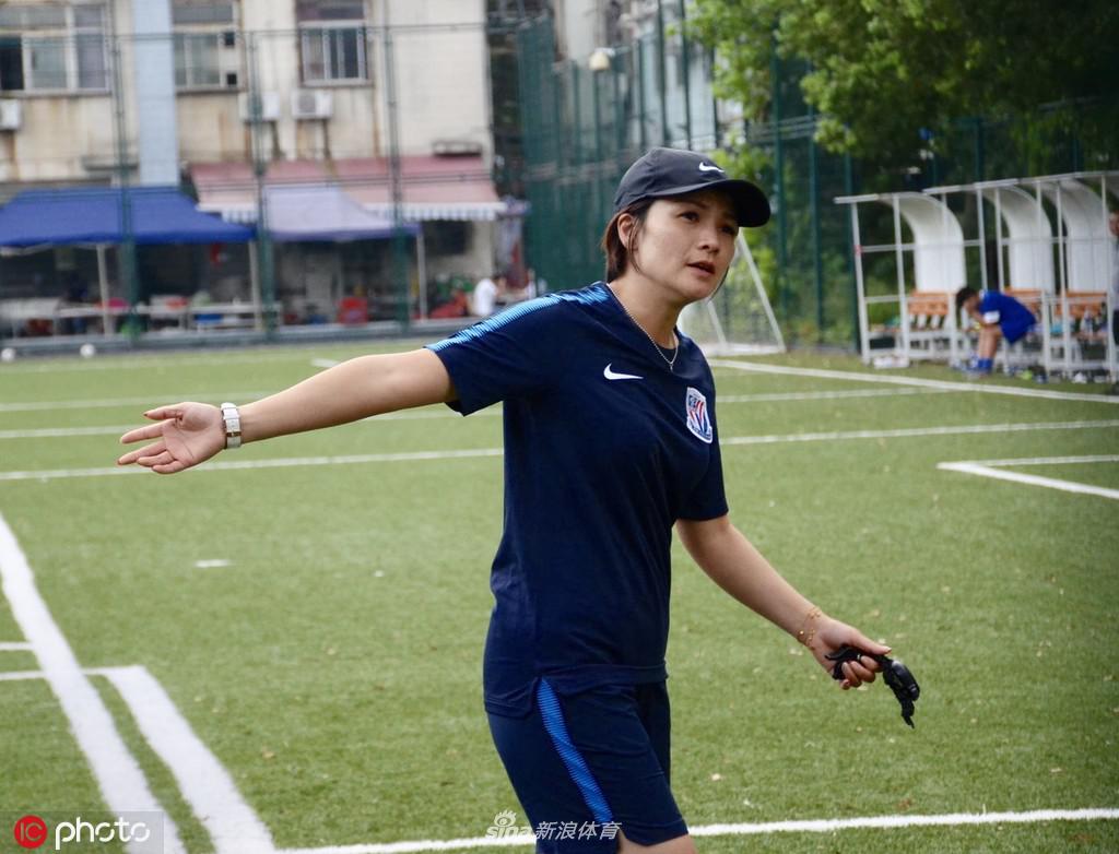 足球美少女熊熙引领申花女足训练 这颜值什么水平