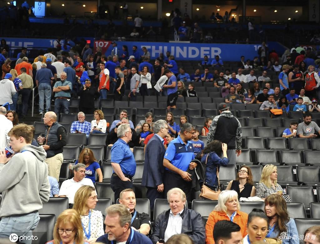 雷霆爵士比赛现场：宣布取消满场嘘声 球迷懵圈狂刷手机