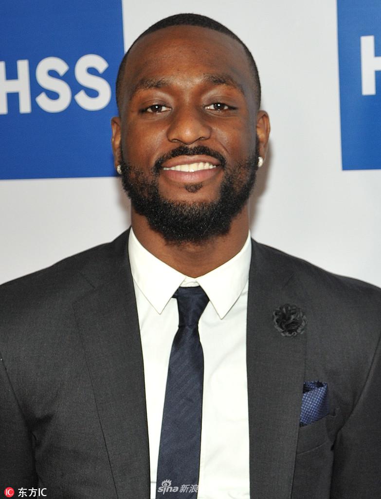 肯巴-沃克亮相纽约西装革履参加活动