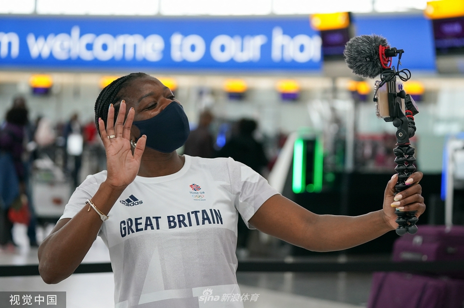 英国代表团出征东京 队员机场自拍信心满满