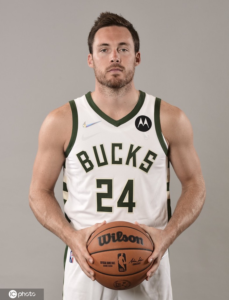 卫冕冠军雄鹿队媒体日拍摄写真