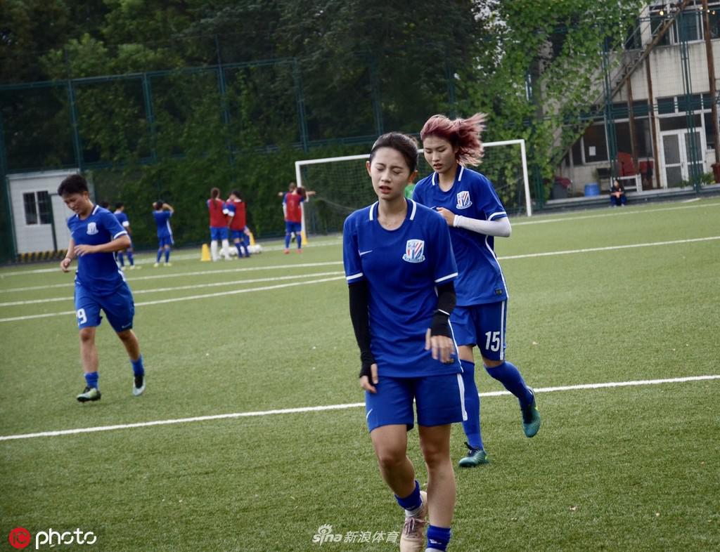 足球美少女熊熙引领申花女足训练 这颜值什么水平