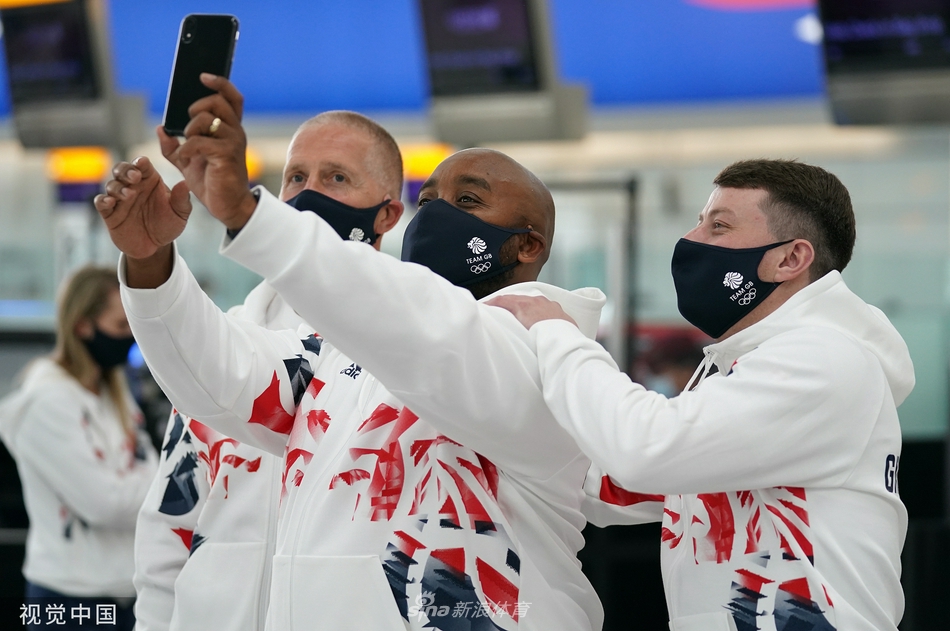 英国代表团出征东京 队员机场自拍信心满满