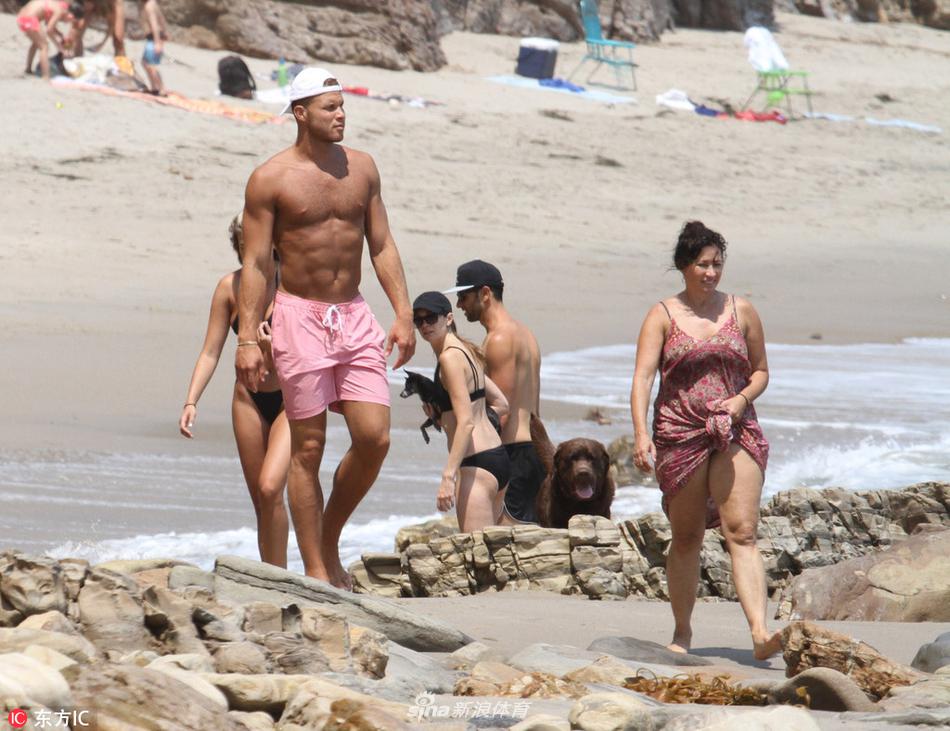 格里芬携女友海边度假