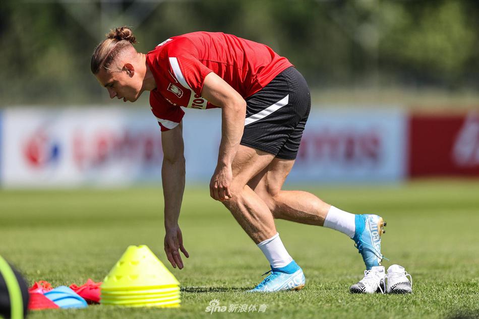 波兰国家队备战欧洲杯 莱万多夫斯基撸袖子秀肌肉