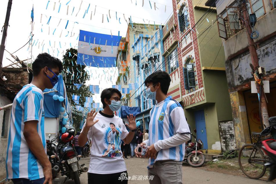 印度球迷将社区装饰成蓝白色 庆祝梅西34岁生日