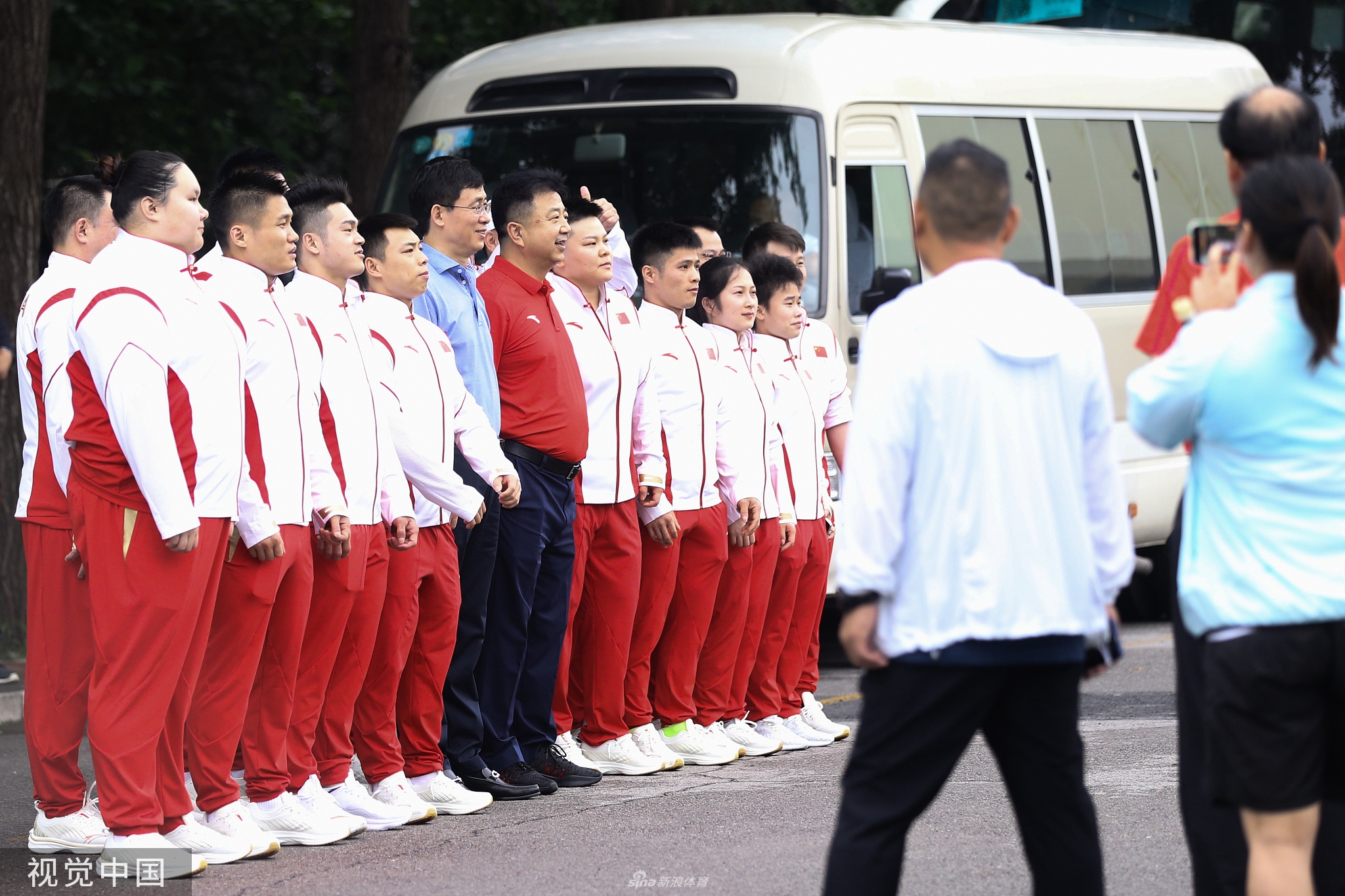 中国举重队出征 吕小军领衔