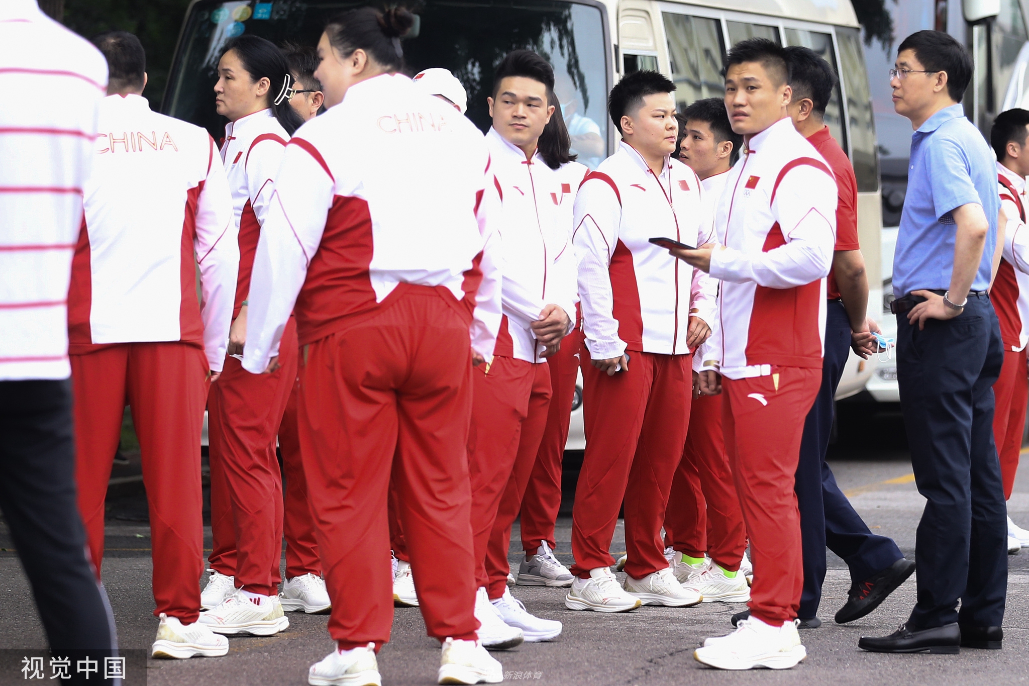 中国举重队出征 吕小军领衔