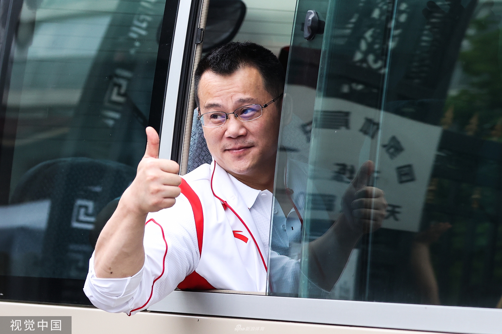 中国举重队出征 吕小军领衔