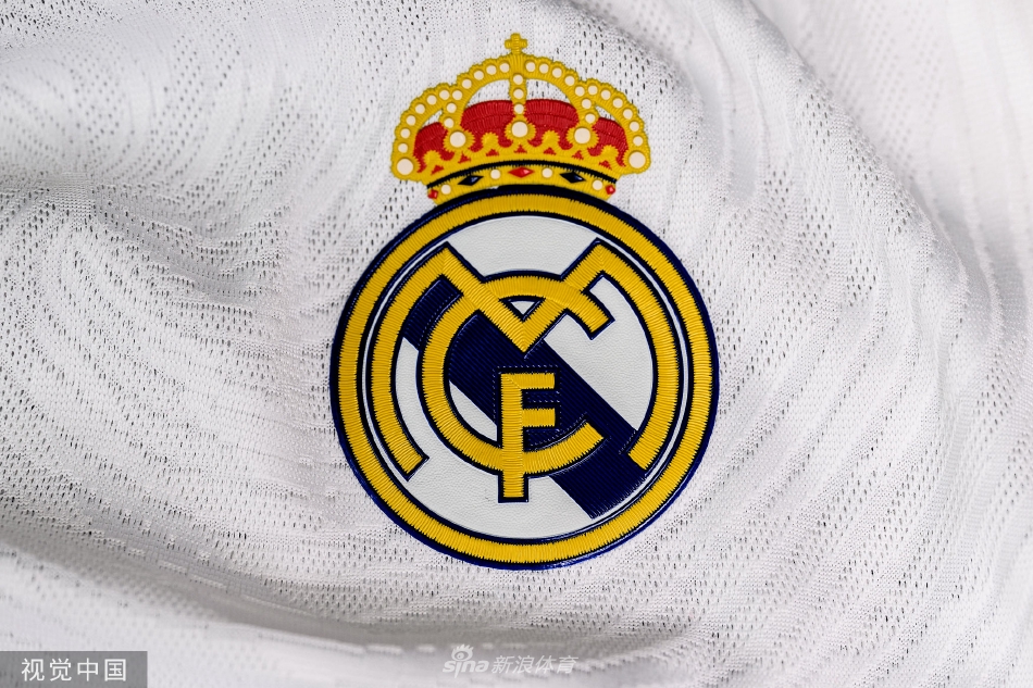 皇马、利物浦球衣与冠军奖杯亮相