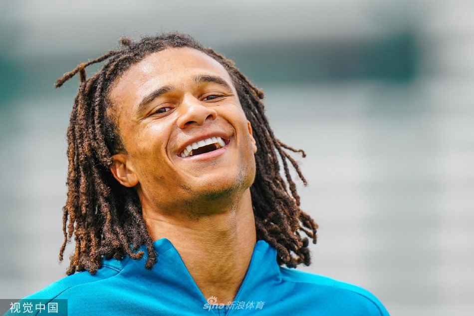 曼城训练备战并召开发布会