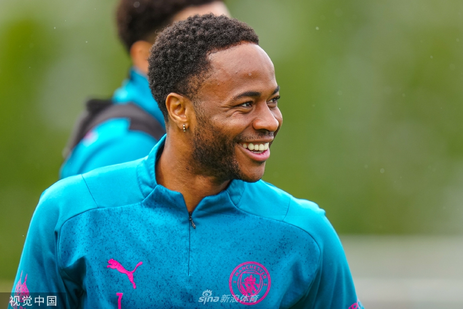 曼城训练备战并召开发布会