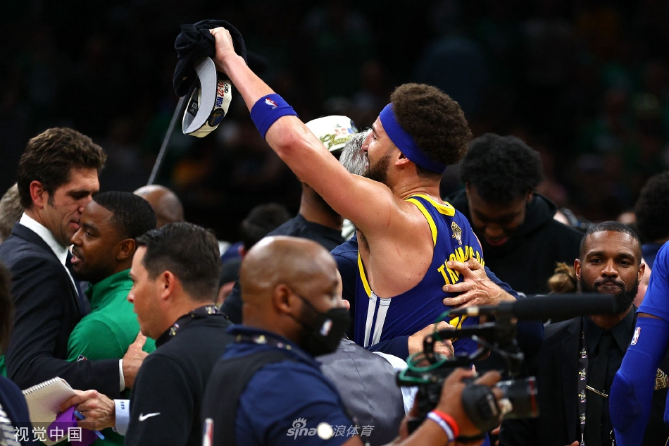 勇士庆祝夺得nba2022总冠军 库里获FMVP