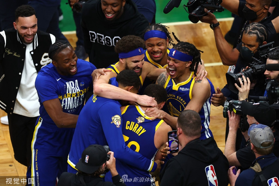 勇士庆祝夺得nba2022总冠军 库里获FMVP