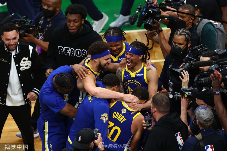 勇士庆祝夺得nba2022总冠军 库里获FMVP