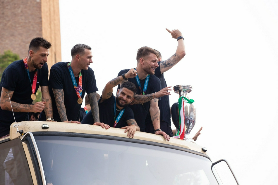 意大利举行欧洲杯夺冠巡游 罗马街头人头攒动