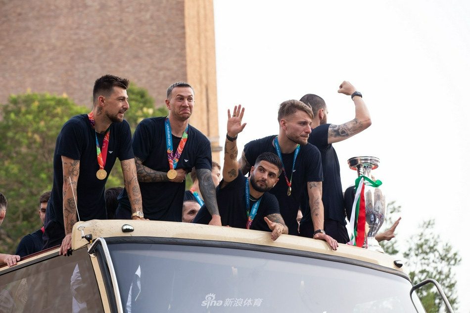 意大利举行欧洲杯夺冠巡游 罗马街头人头攒动