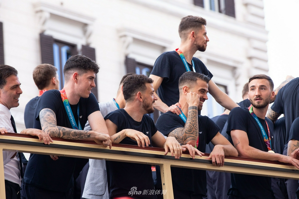 意大利举行欧洲杯夺冠巡游 罗马街头人头攒动