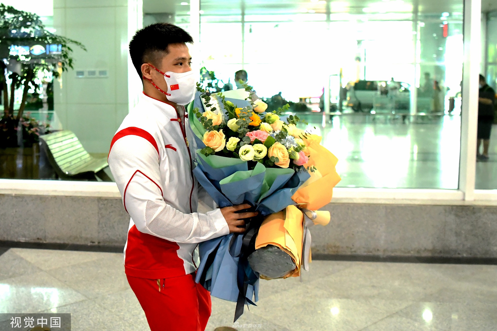 奥运冠军李发彬载誉返乡 女友现场迎接