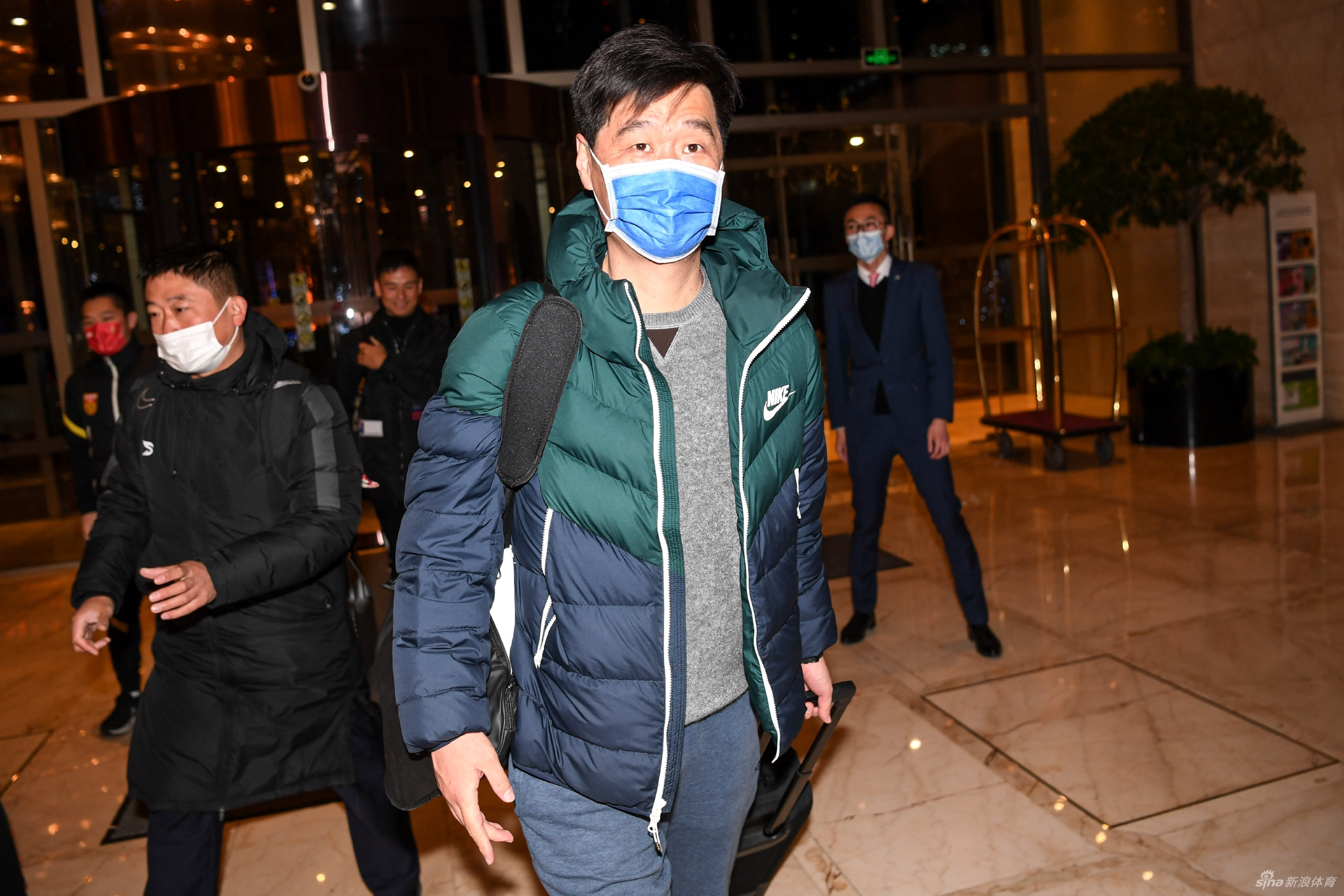 国足2022年第一期集训 李霄鹏率教练组抵达驻地