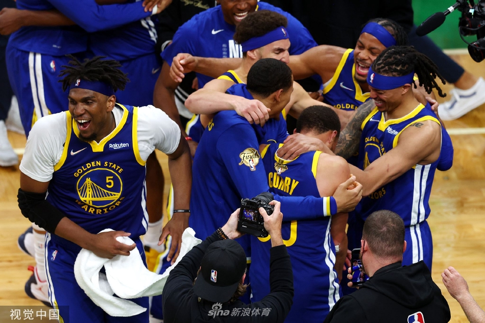 勇士庆祝夺得nba2022总冠军 库里获FMVP