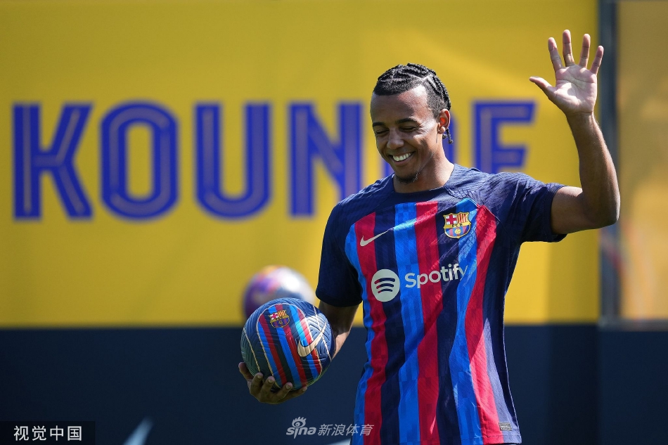 孔德加盟巴塞罗那出席亮相仪式