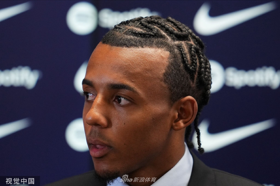 孔德加盟巴塞罗那出席亮相仪式